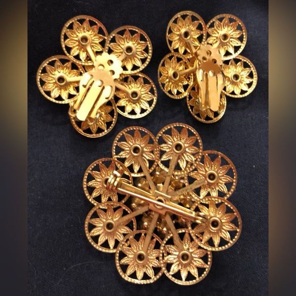 Vintage aurora borealis brooch and clip on earrings - Picture 3 of 8